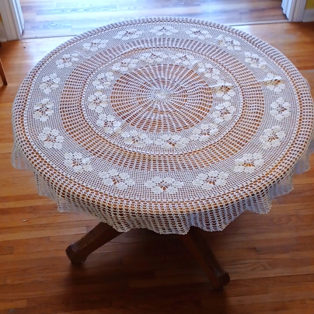 60" round hand crocheted tablecloth 5525